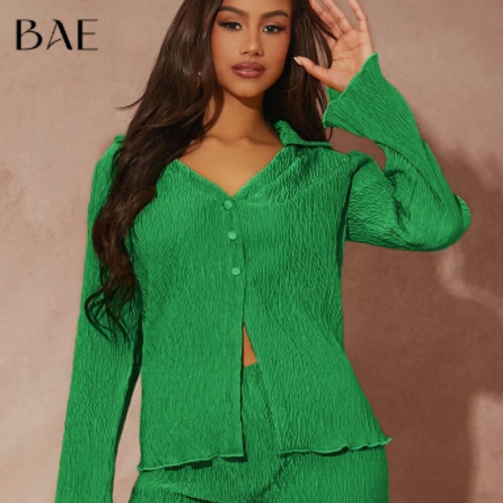 SHEIN Size M Green Textured Lettuce Trim 3 Button Front Top